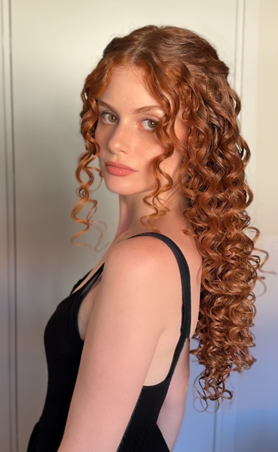 תסרוקת חצי אסוף עם תלתלים מאת ורד אורן חינגה