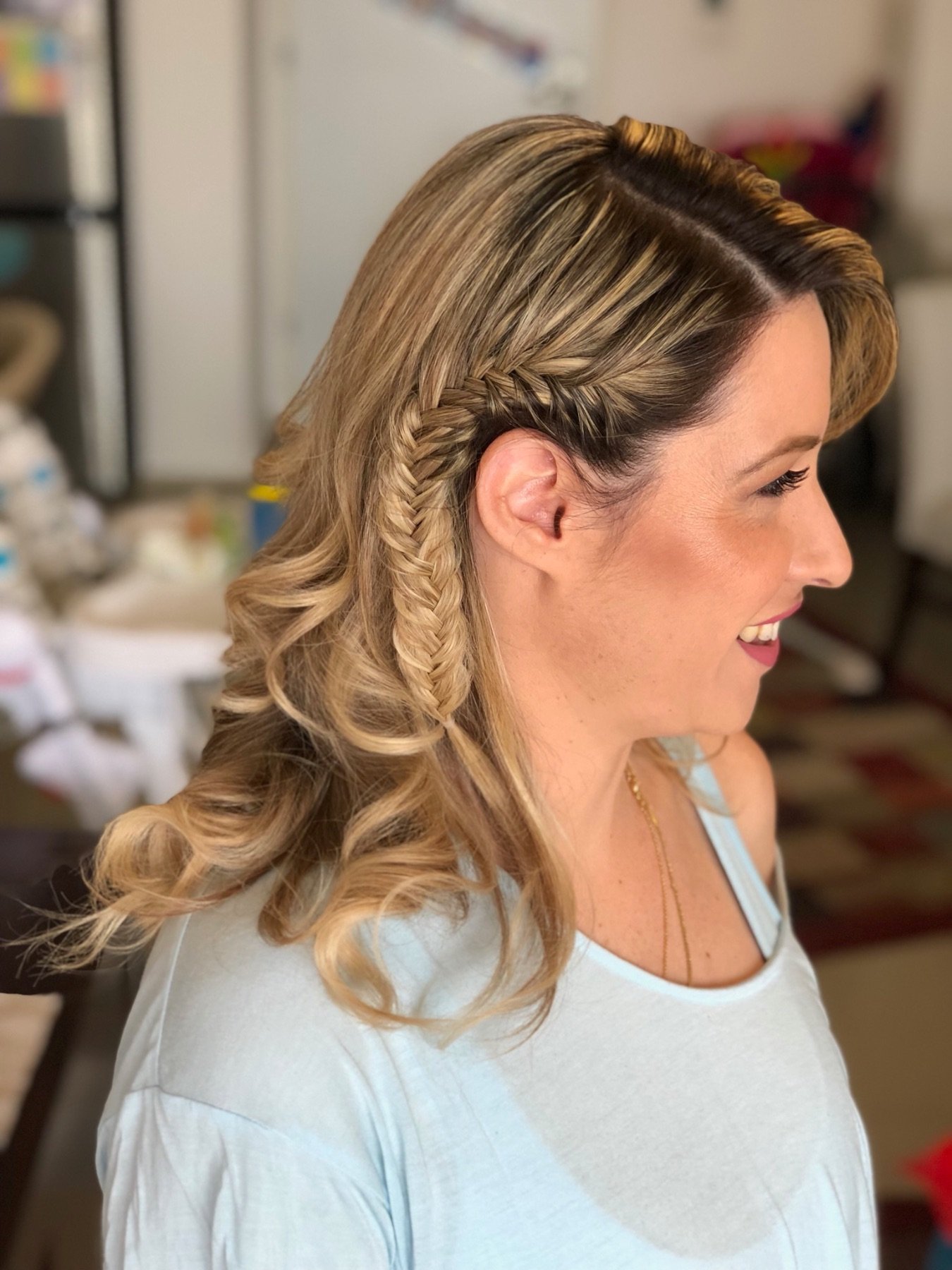תסרוקת לשיער קצר עם צמה בצד וגלים רכים מאת ורד אורן חינגה