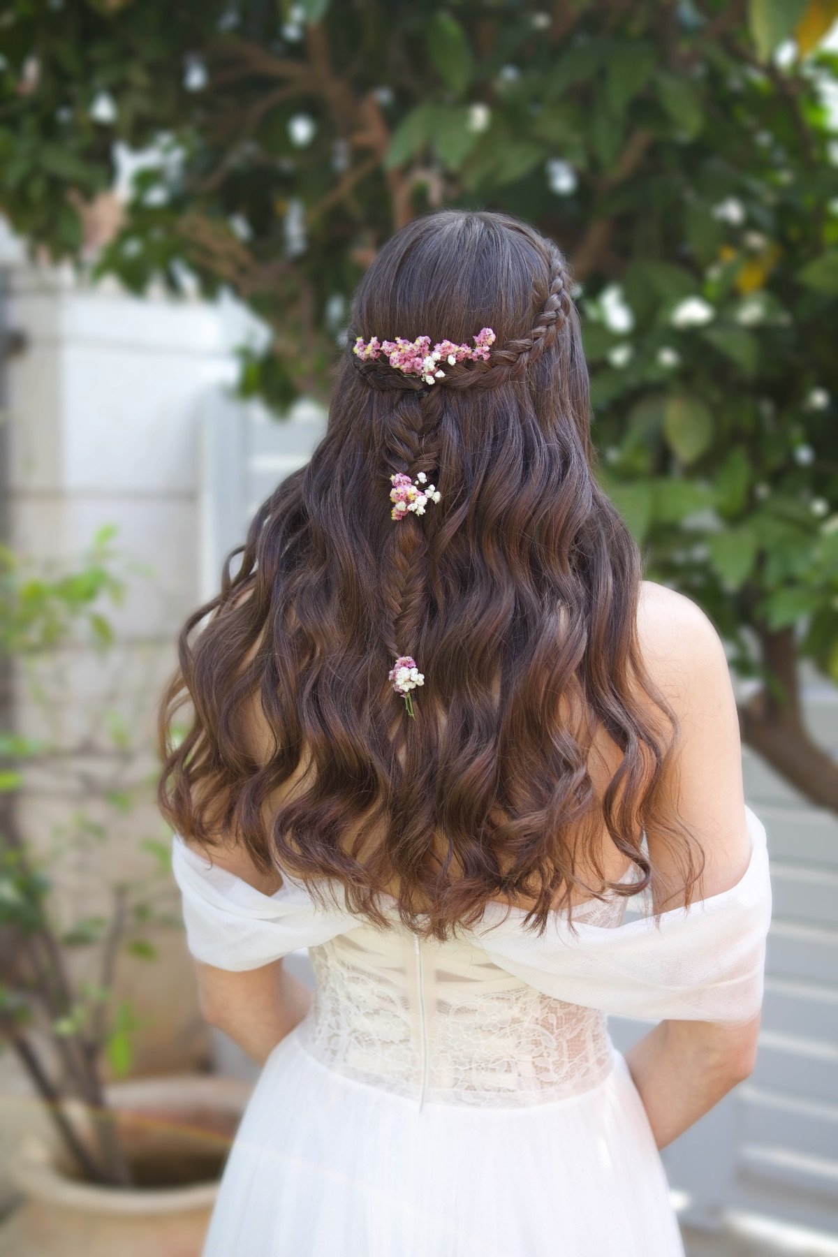 תסרוקת חצי אסופה בשילוב צמות ופרחים מאת ורד אורן חינגה